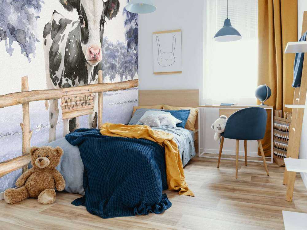 Młoda krowa na łące w kolorze niebieskim