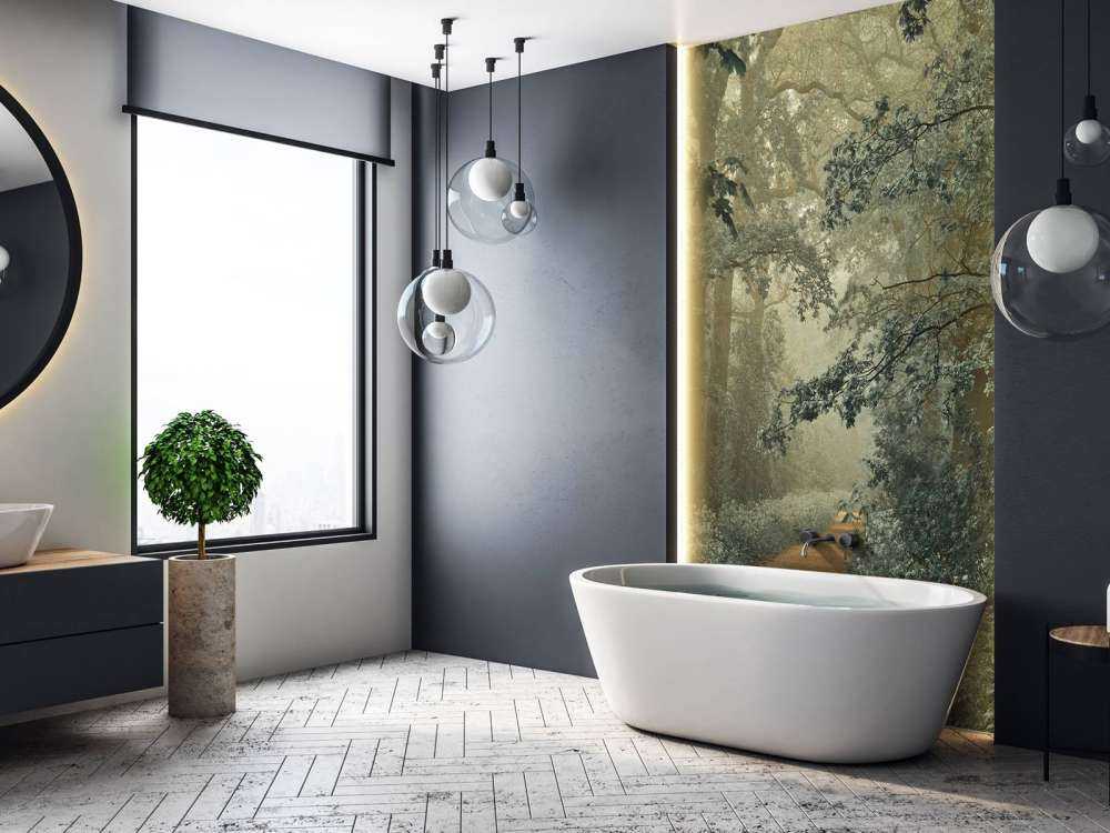 Ścieżka przez las z mgłą