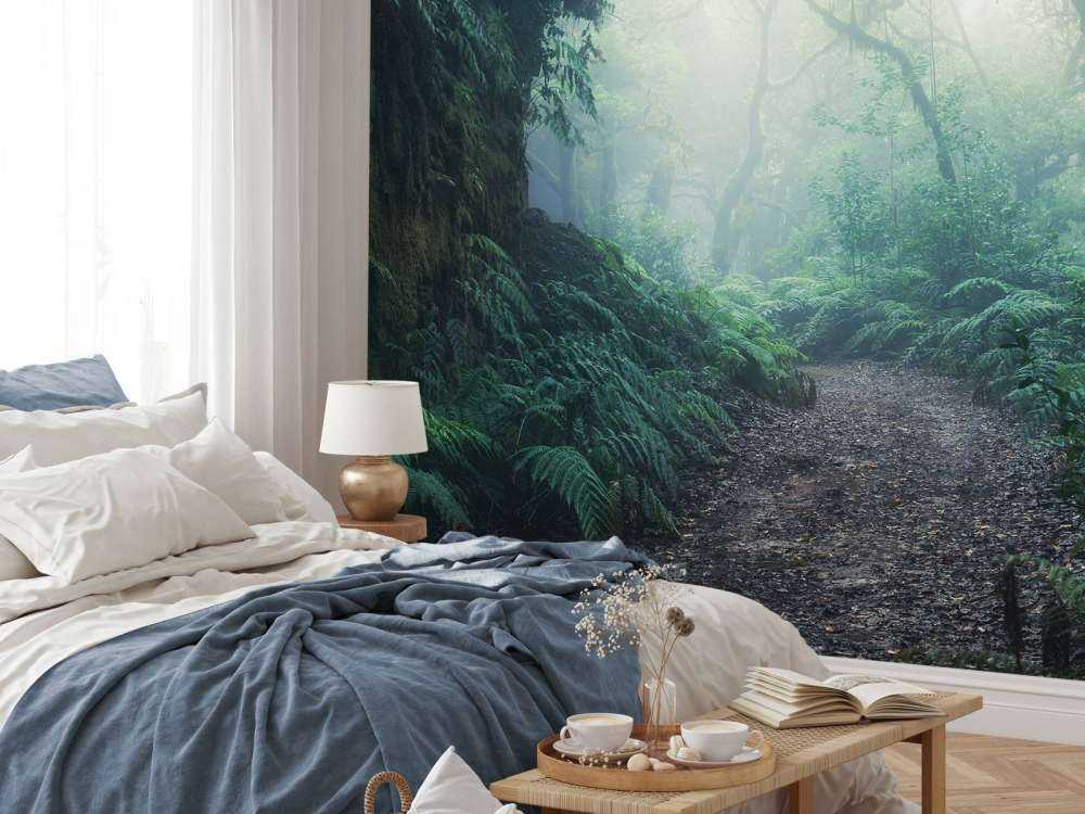 Zielony, mglisty las