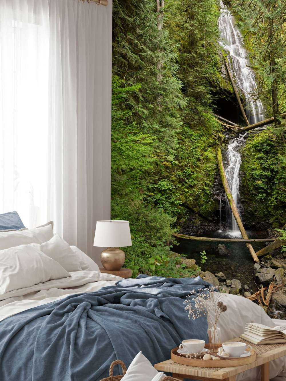 Wodospad z upadłymi drzewami