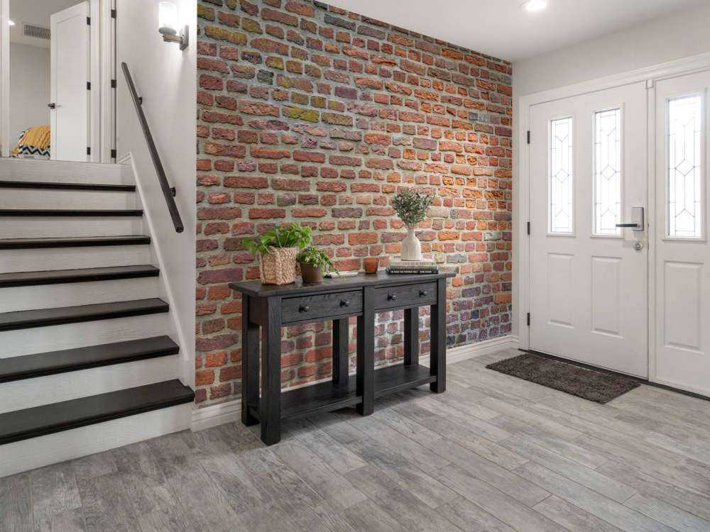 Ściana z dużymi i małymi cegłami