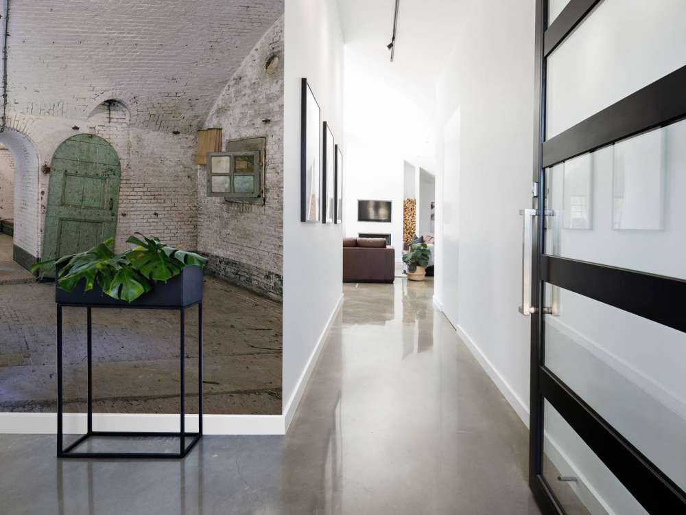 Zielone drzwi w starym budynku