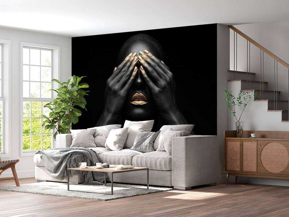 Kobieta z rękami na oczach