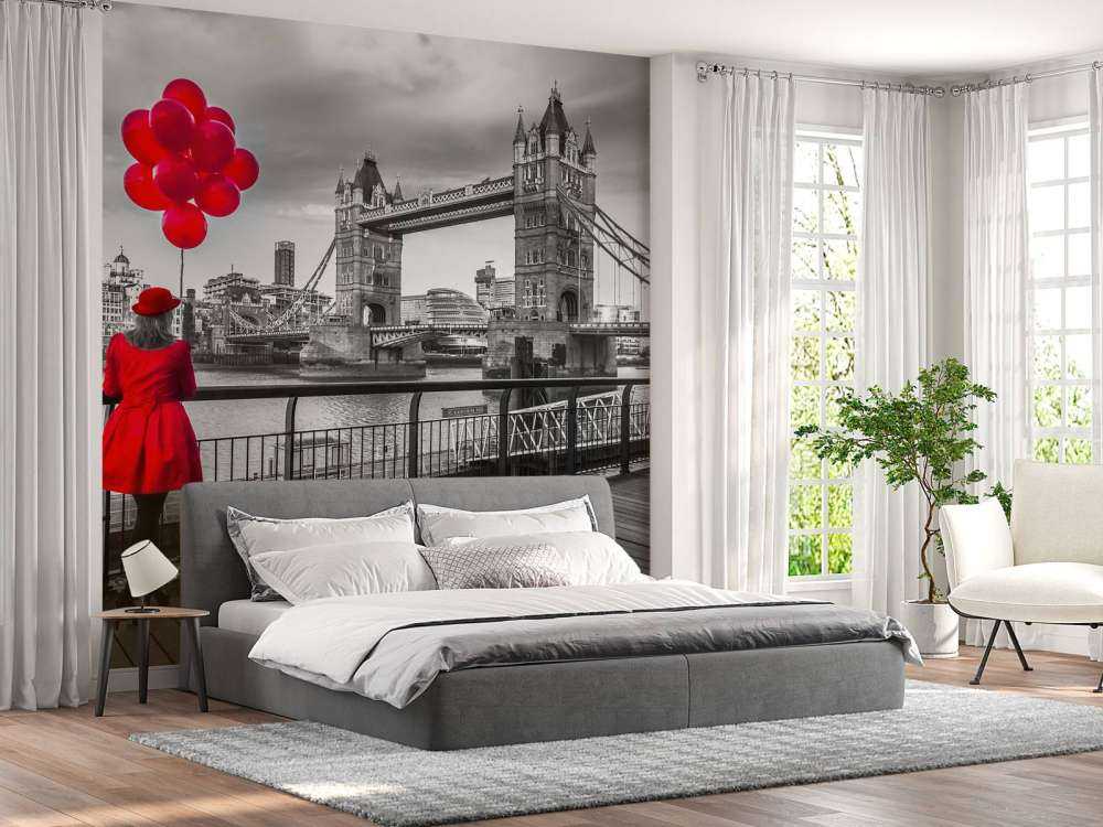 Kobieta na moście wieżowym