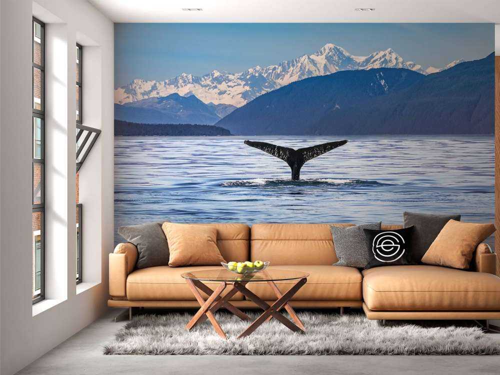 Nurkowanie wieloryba z górami w tle