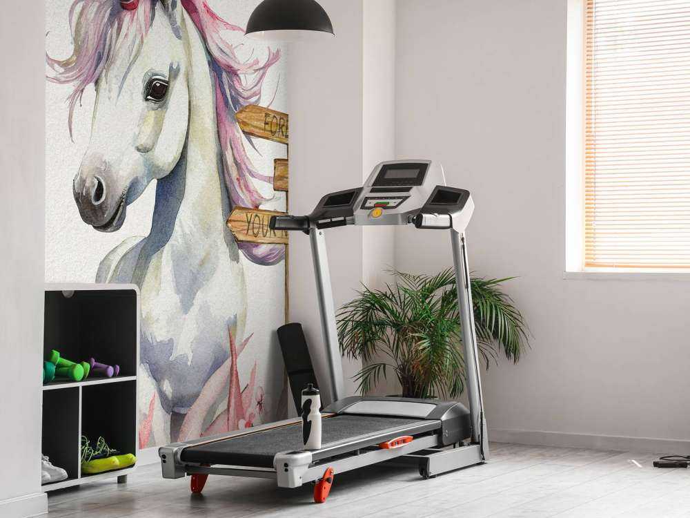 Mały jednorożec z roślinami różowy