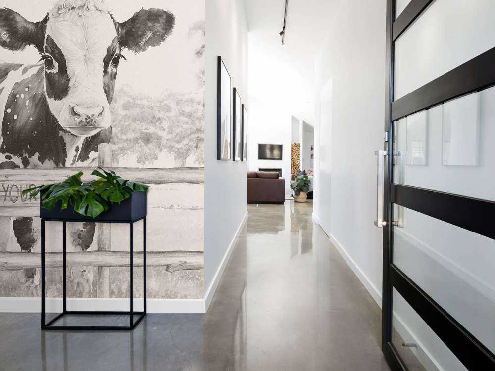 Mała krowa na łące beżowy