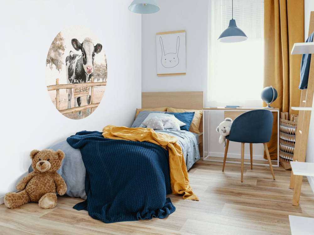 Młoda krowa na łące taupe