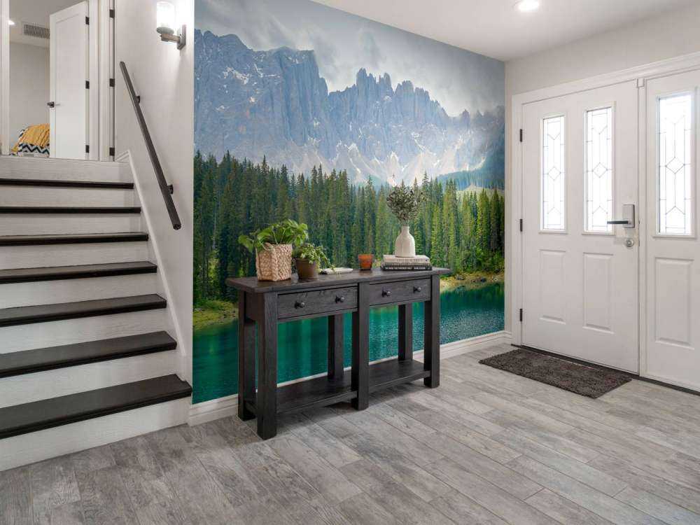 Rząd drzew w pobliżu górskiego jeziora