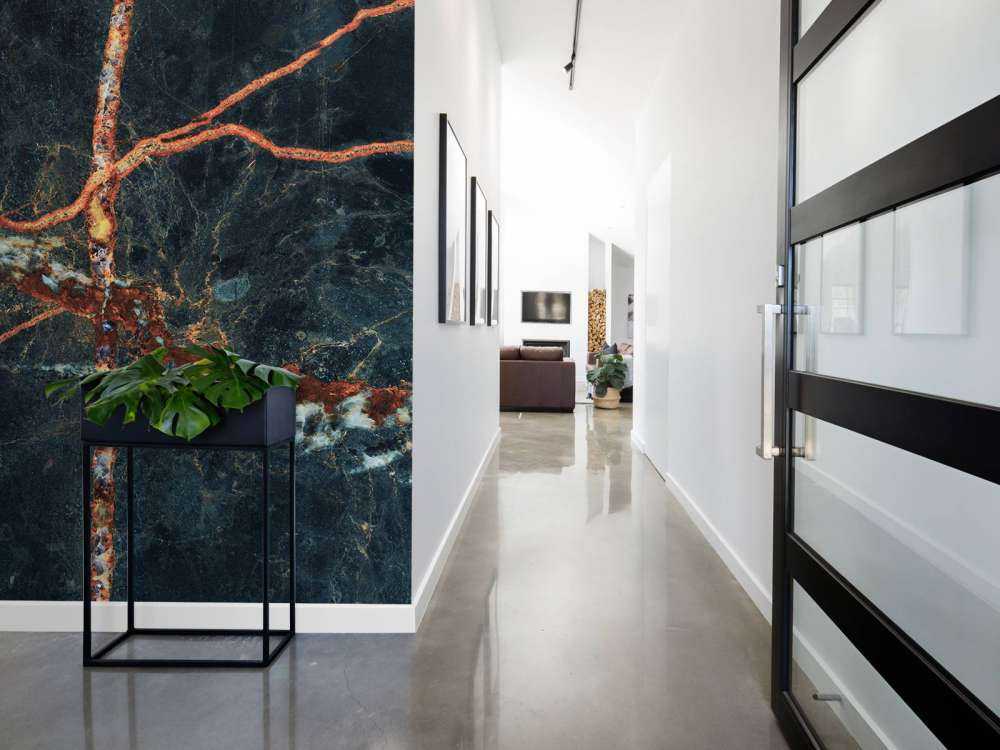 Niebieski marmur z kolorem miedzianym