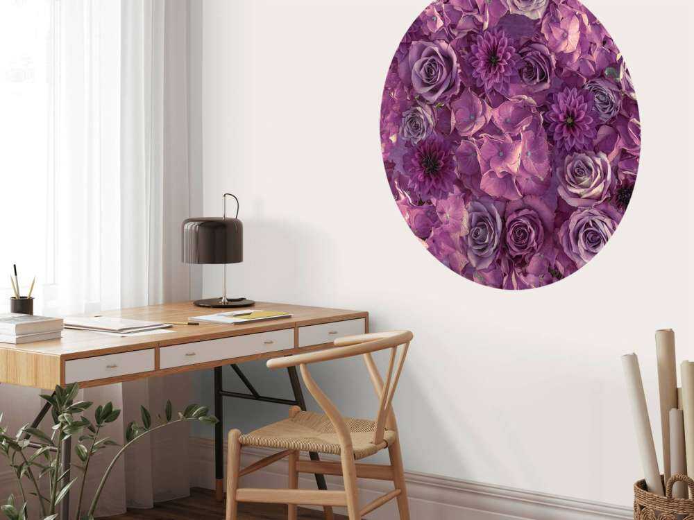 Fioletowe hortensje, róże i dalie