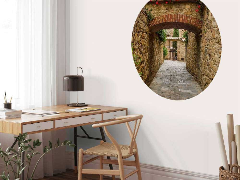 Łuk z czerwonymi kwiatami