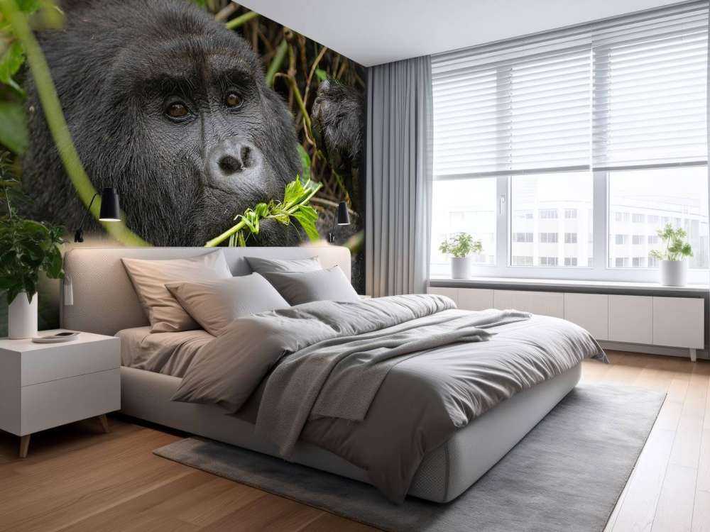 Goryl między gałęziami