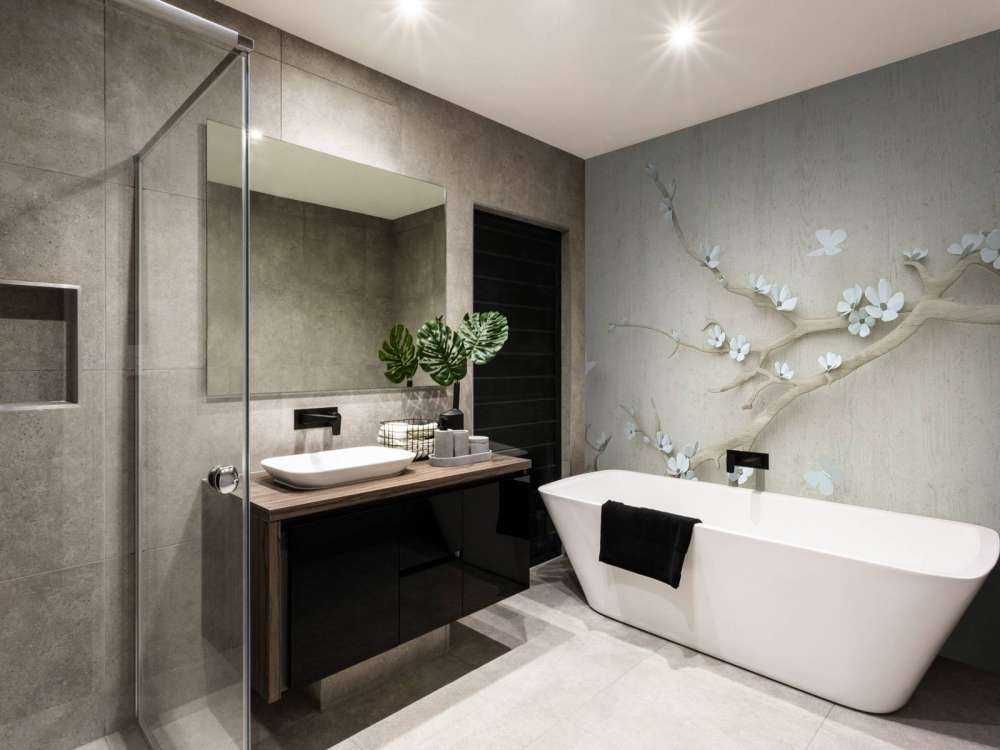 Gałązka z białymi kwiatami na drewnianym tle