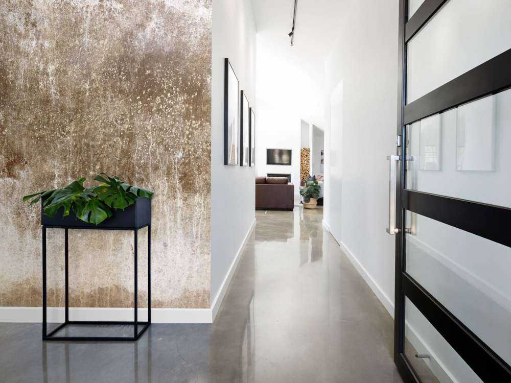 Stara, zwietrzała brązowa ściana