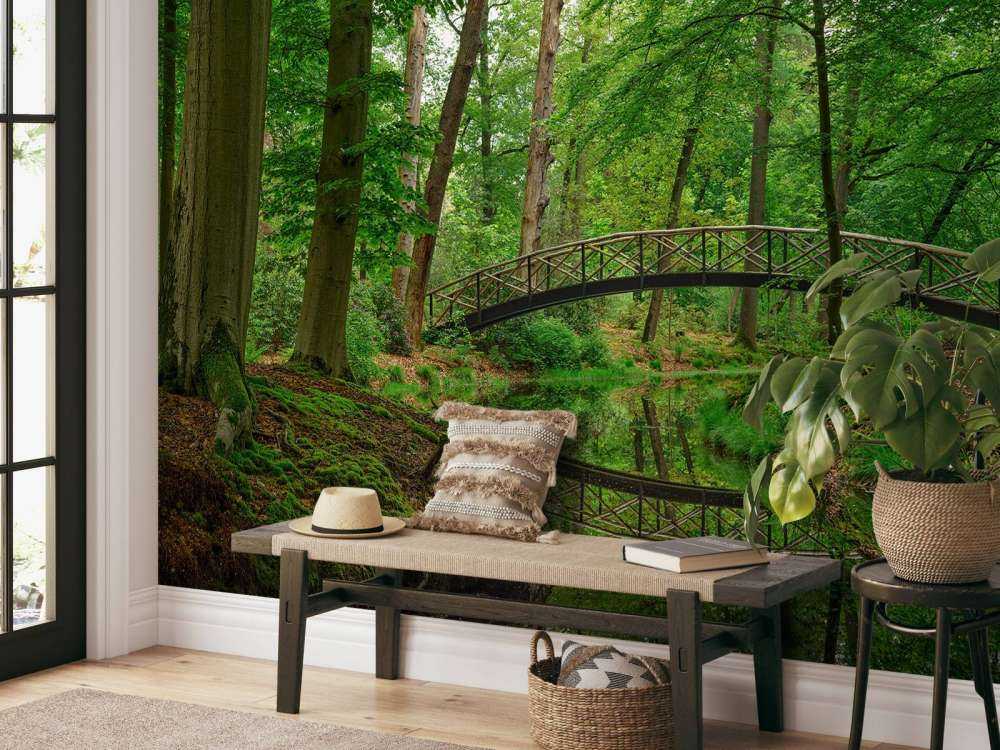 Most łukowy w lesie