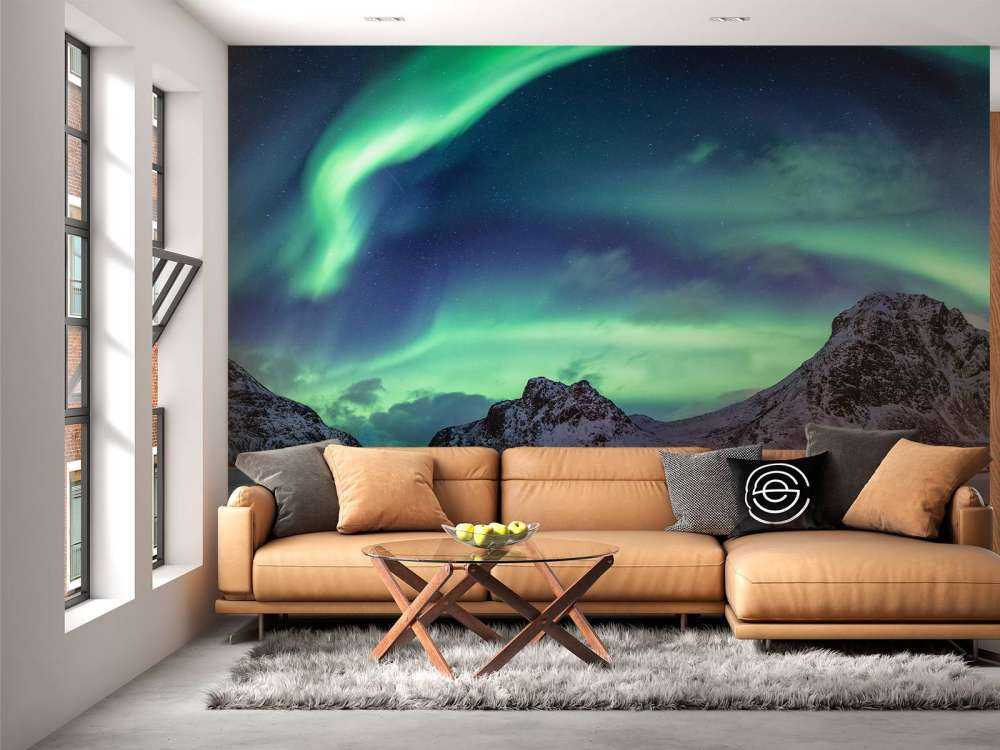 Zorze polarne nad ośnieżonymi górami