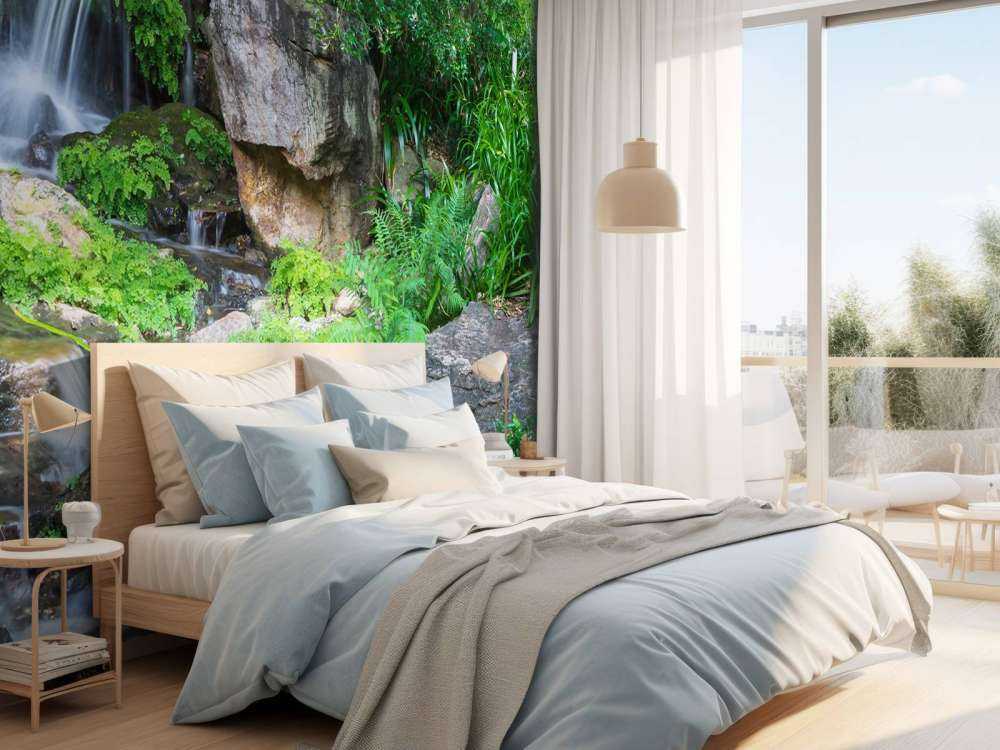 Wodospad z roślinami tropikalnymi