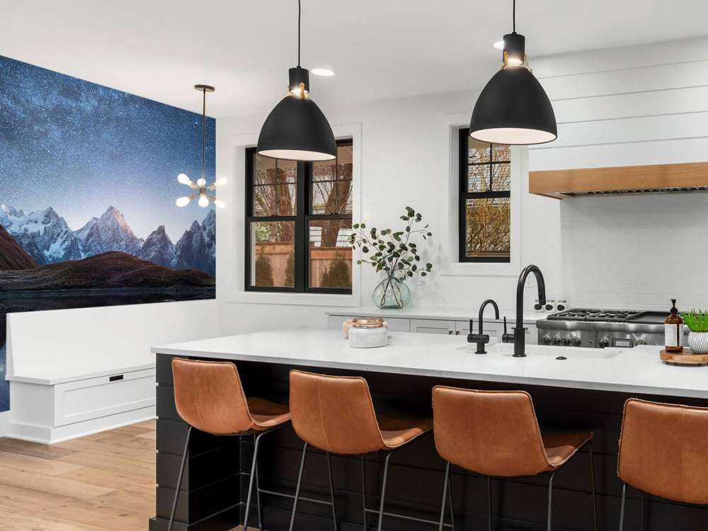 Góry pokryte śniegiem w nocy