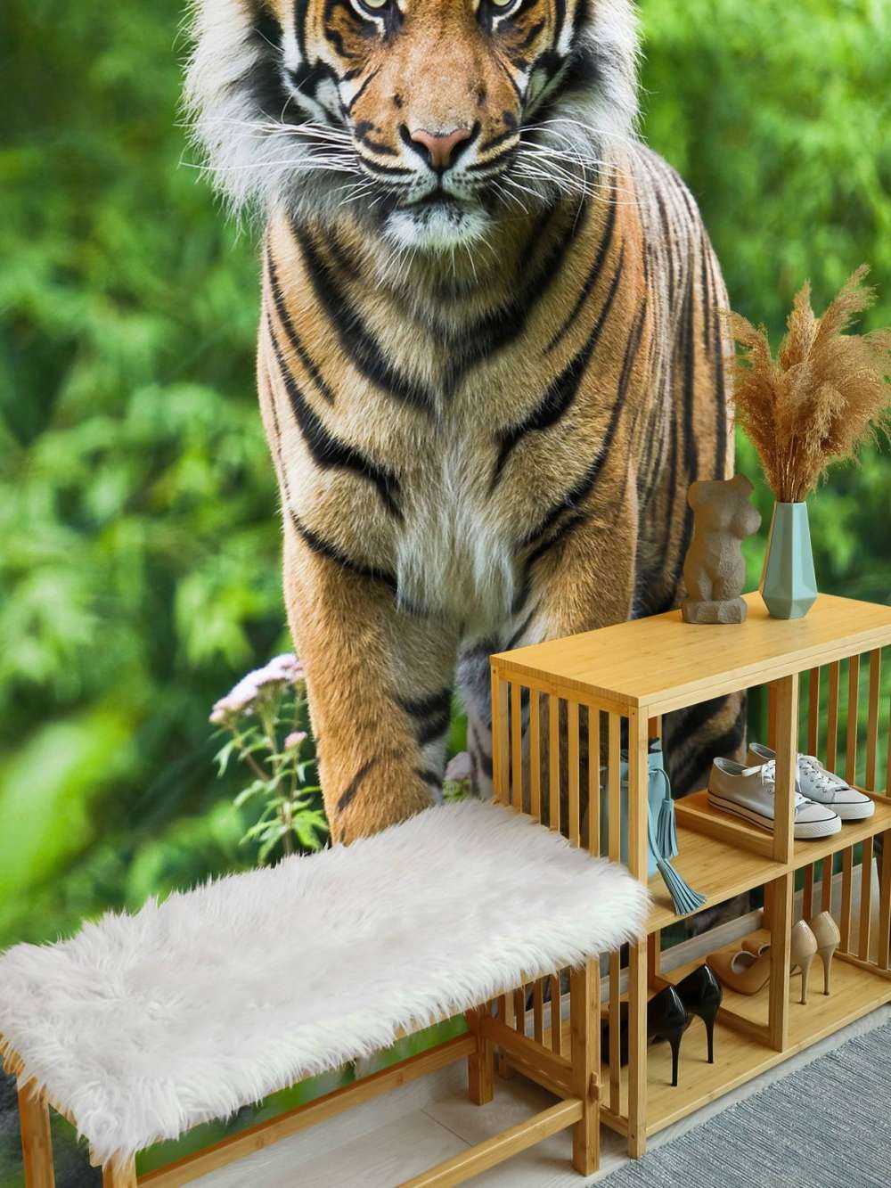 Tygrys stojący na kamieniu