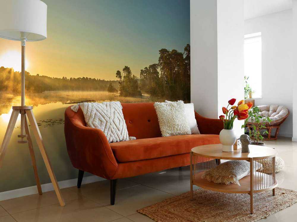 Wschód słońca nad jeziorem leśnym