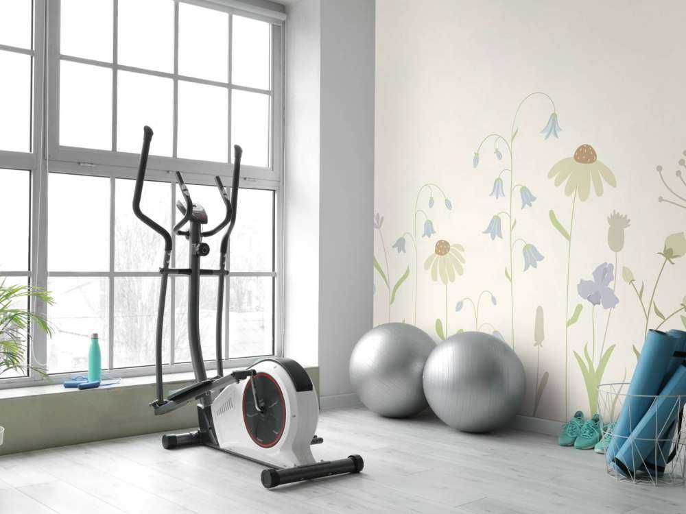 Pole kwiatów w wysokim beżu, starym różu, zieleni i bzie