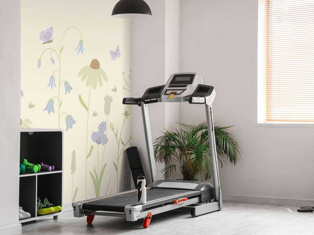 Wysokie pole kwiatowe z motylami piasek, stary róż, zieleń i liliowy