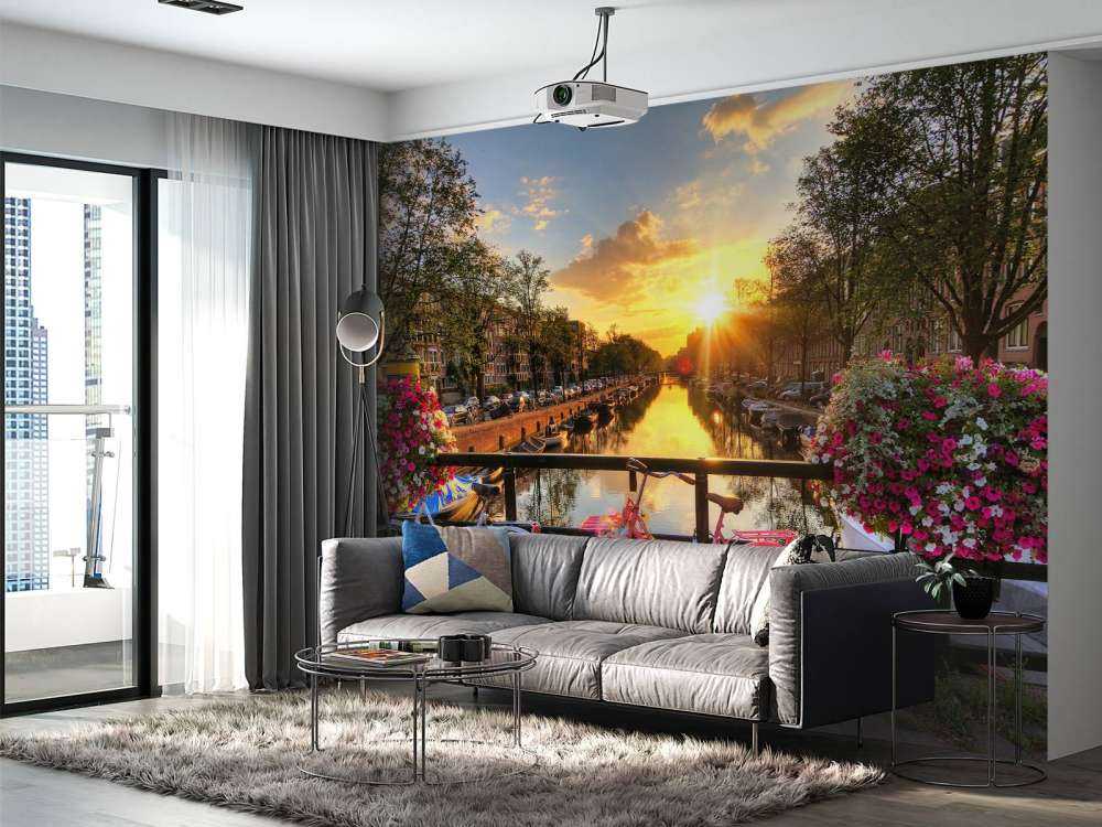 Jazda na rowerze na moście z kwiatami