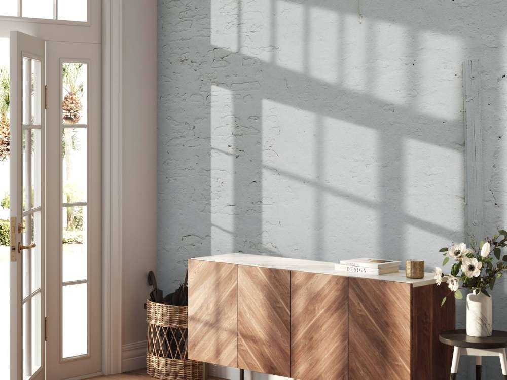 Ściana z białym stiukiem i belką