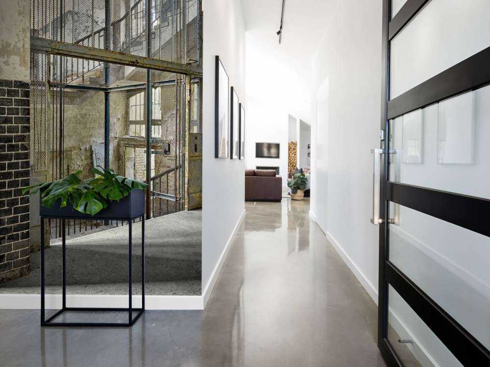 Stary szyb windowy ze schodami