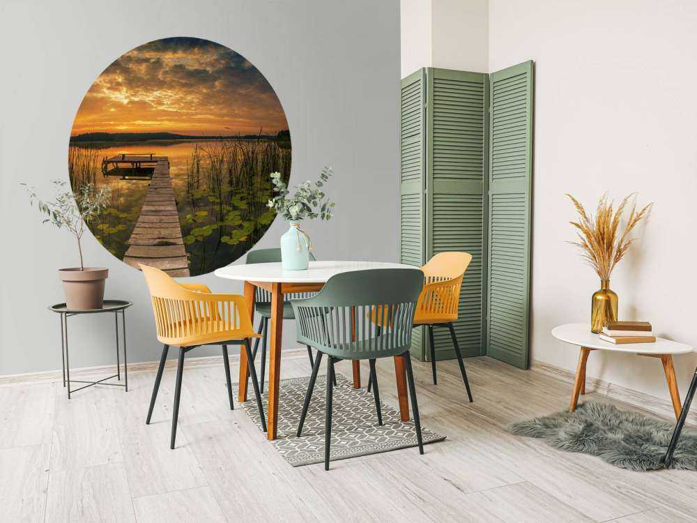 Wschód słońca nad jeziorem