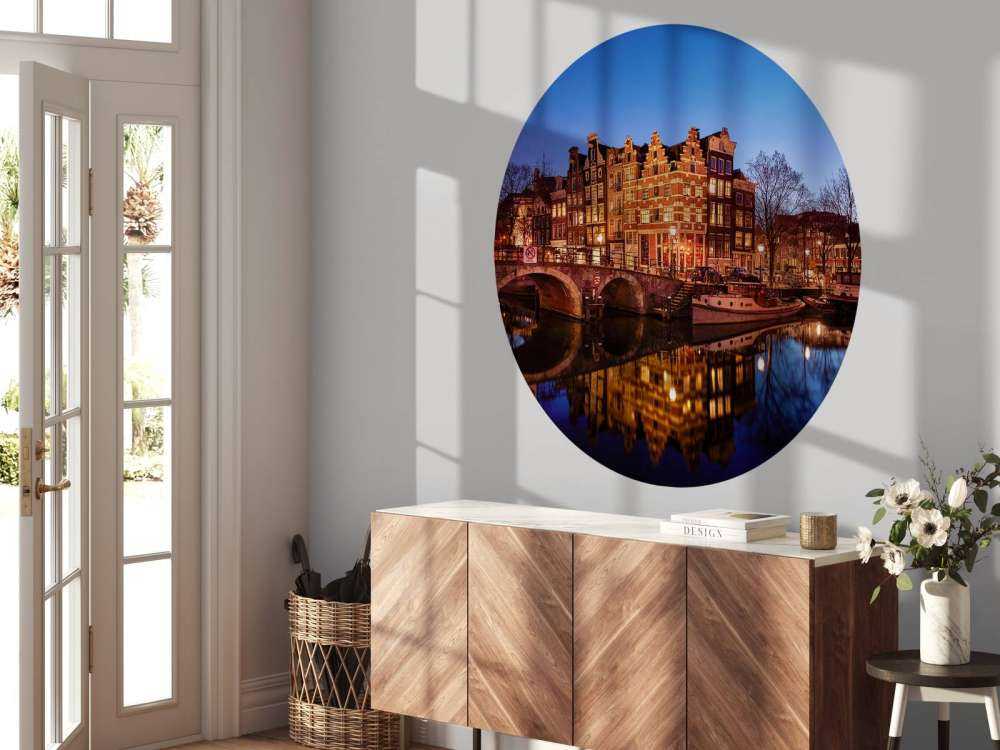 Oświetlone domy wzdłuż kanału