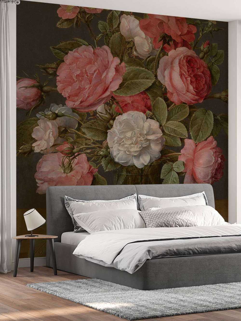 Róże w szklanym wazonie