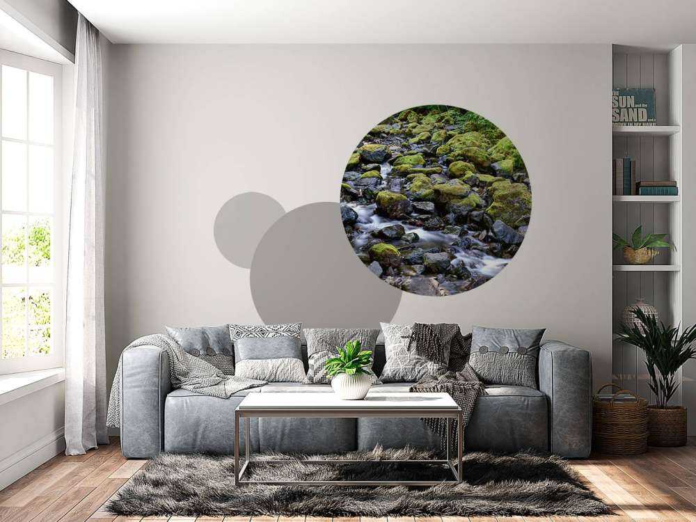 Bieżąca woda z głazami