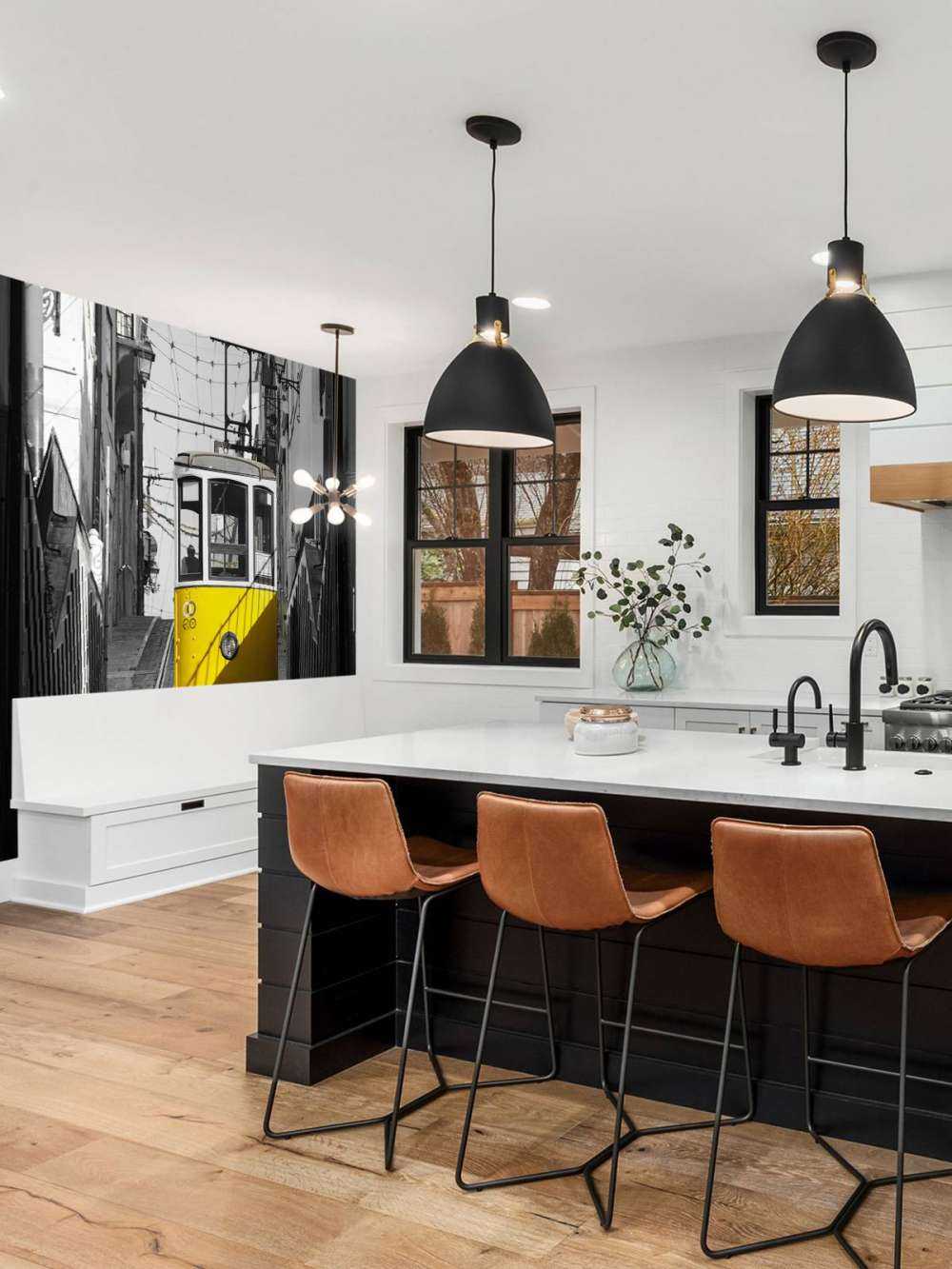 Tramwaj czarno-biały żółty