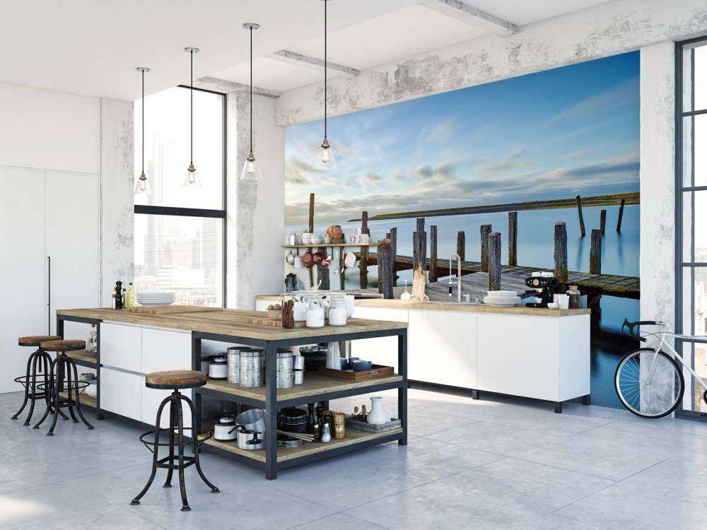 Drewniane molo o wschodzie słońca