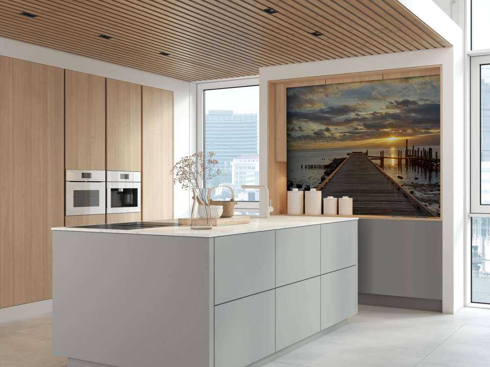 Drewniane molo na tle wschodu słońca