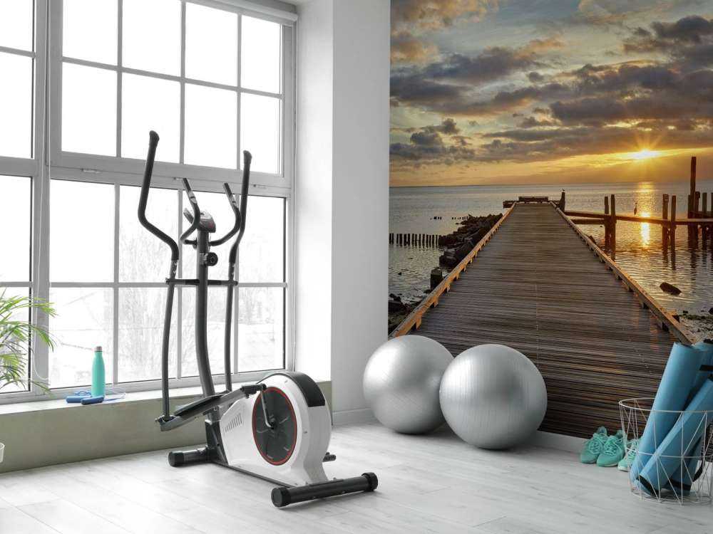 Drewniane molo na tle wschodu słońca