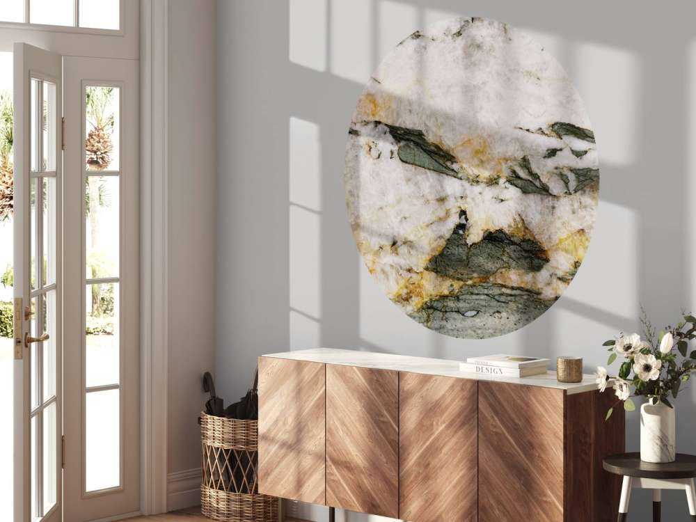 Biały marmur z zielonymi elementami