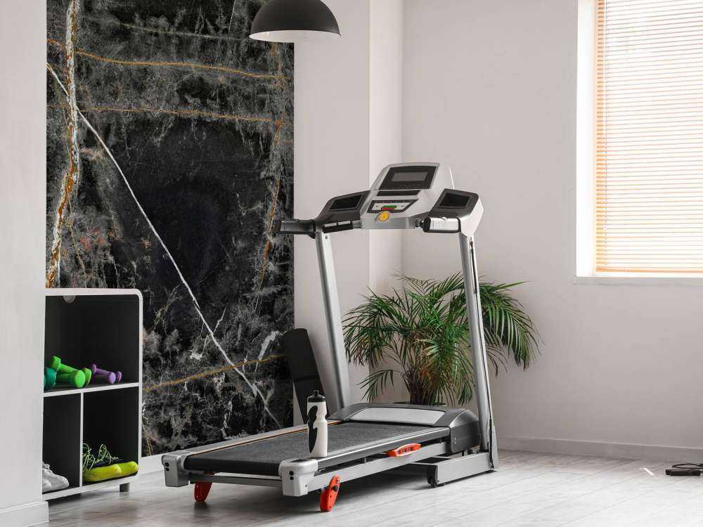 Ciemny marmur z liniami w kolorze miedzi