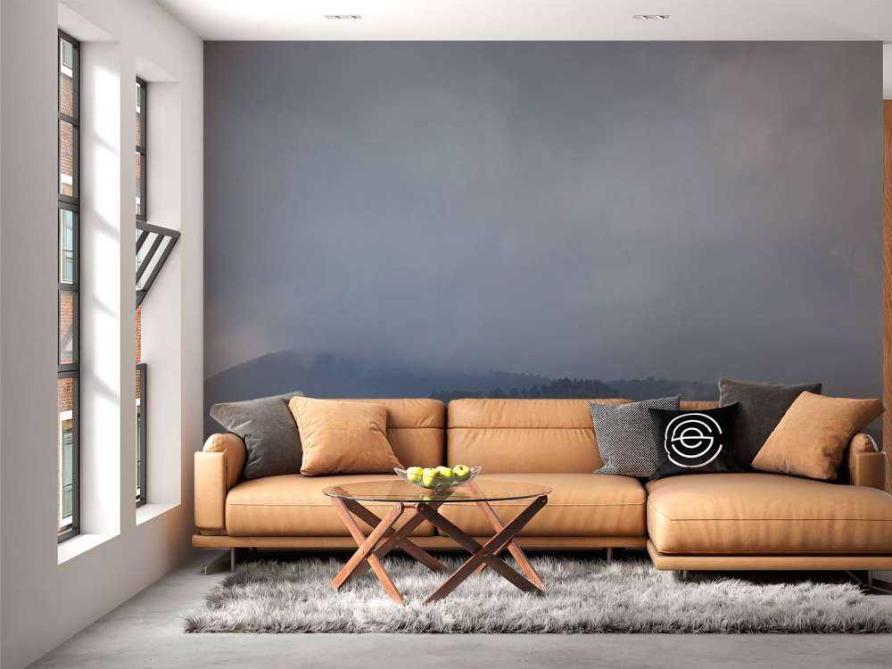 Chmury nad drzewami w górach