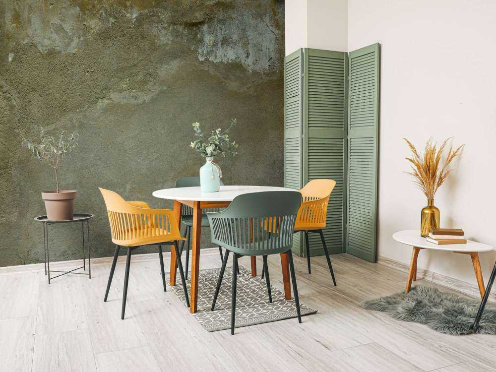 Ściana z odrestaurowanym stiukiem