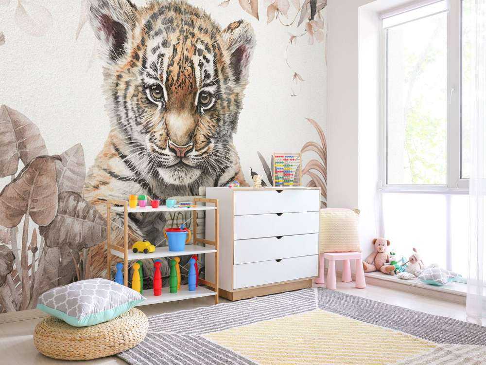 Śliczny tygrys z roślinami w kolorze beżowym