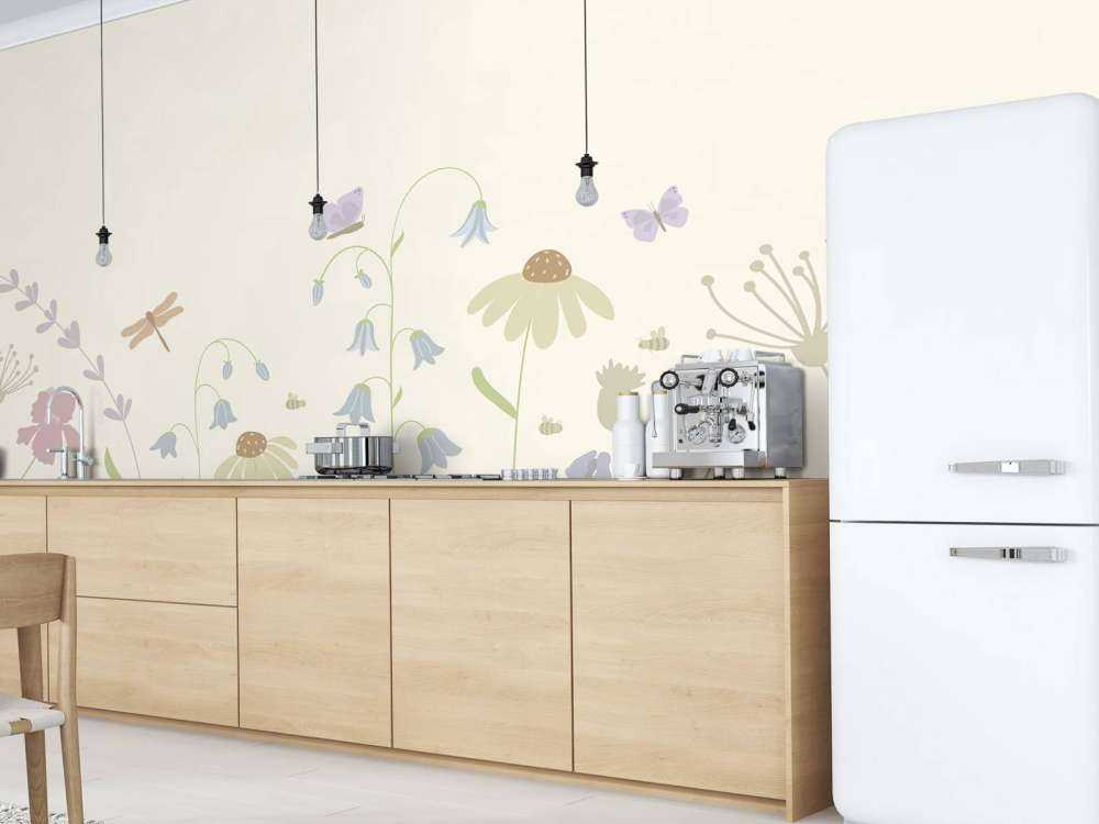 Wysokie pole kwiatowe z motylami beżowy, stary róż, zielony i liliowy