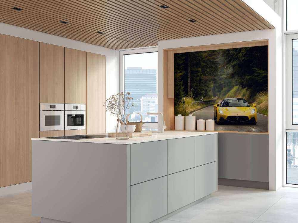 Maserati w zielonym lesie