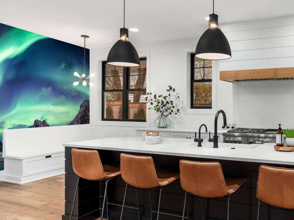 Zorze polarne nad ośnieżonymi górami