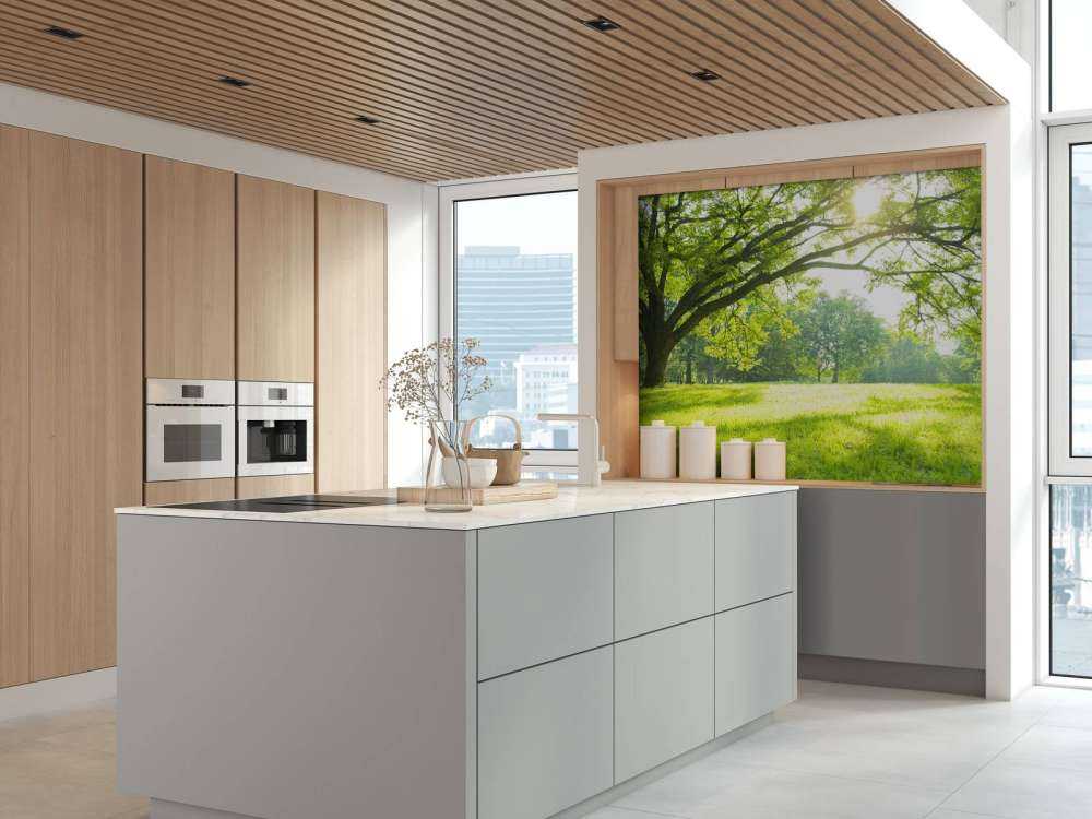 Piękne drzewo z zieloną trawą