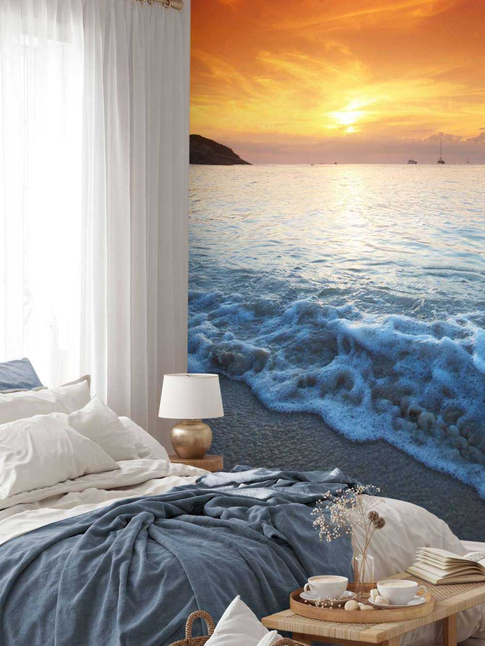 Niebieska plaża i zachód słońca