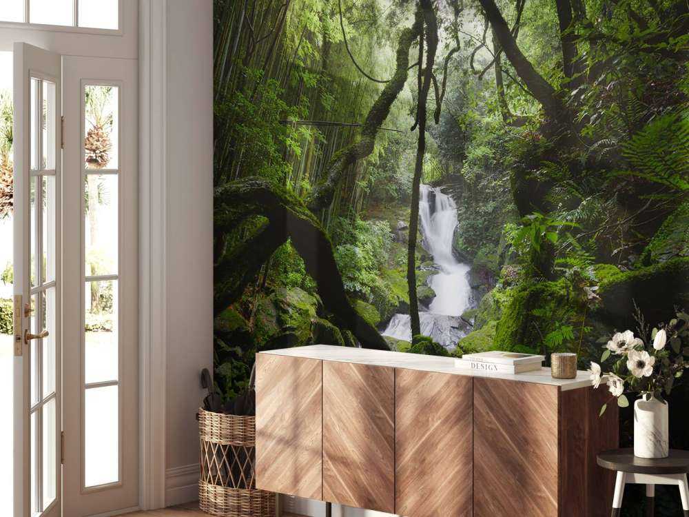 Wodospad otoczony drzewami