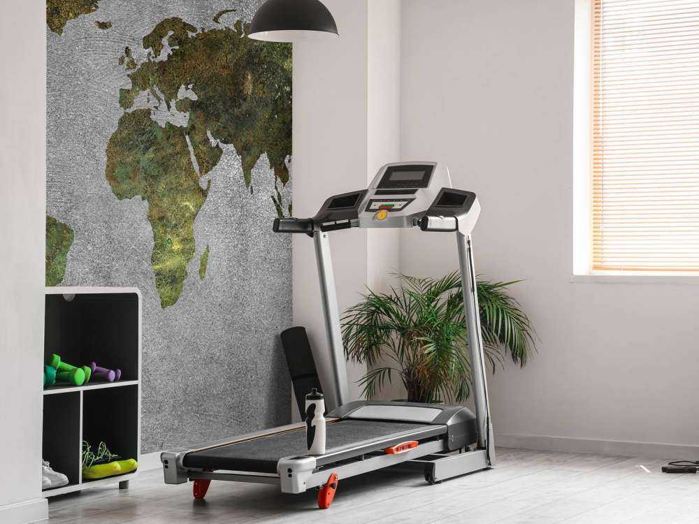 Mapa świata z zieloną strukturą na szarym betonie